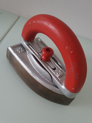 Altes bügeleisen roter griff - bügeleisen,