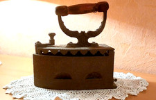 Altes Kohle-Bügeleisen aus