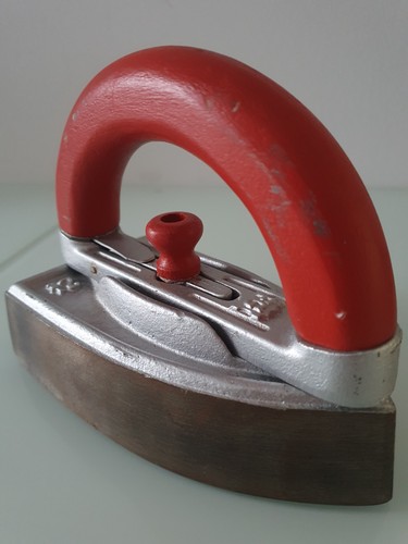 Altes bügeleisen roter griff - roter,