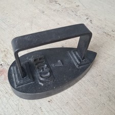 C5270 Antikes Bügeleisen um